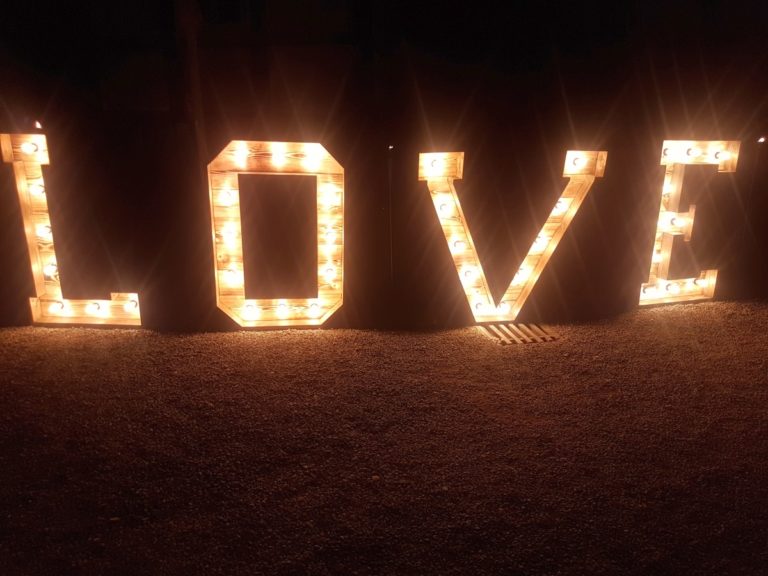 XXL Buchstaben Love